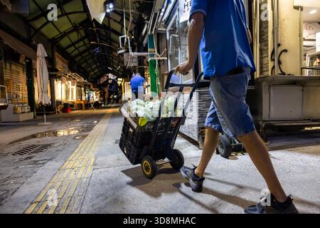 Thessaloniki, Griechenland, 17. September 2025. Am frühen Morgen auf dem Kapani Markt mit Kisten mit Obst und Gemüse, die von lokalen Händlern arrangiert werden Stockfoto