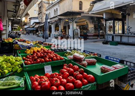 Thessaloniki, Griechenland, 17. September 2025. Am frühen Morgen auf dem Kapani Markt mit Kisten mit Obst und Gemüse, die von lokalen Händlern arrangiert werden Stockfoto