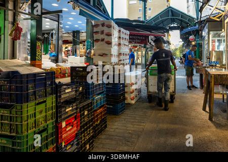 Thessaloniki, Griechenland, 17. September 2025. Am frühen Morgen auf dem Kapani Markt mit Kisten mit Obst und Gemüse, die von lokalen Händlern arrangiert werden Stockfoto
