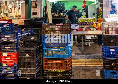 Thessaloniki, Griechenland, 17. September 2025. Am frühen Morgen auf dem Kapani Markt mit Kisten mit Obst und Gemüse, die von lokalen Händlern arrangiert werden Stockfoto