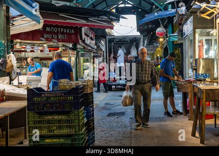 Thessaloniki, Griechenland, 17. September 2025. Am frühen Morgen auf dem Kapani Markt mit Kisten mit Obst und Gemüse, die von lokalen Händlern arrangiert werden Stockfoto