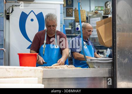 Thessaloniki, Griechenland, 17. September 2025. Fischhändler bereiten auf dem Kapani Market vor der Eröffnung frische Meeresfrüchte auf Eis zu und fangen den Rhythmus des frühen Handels ein. Stockfoto