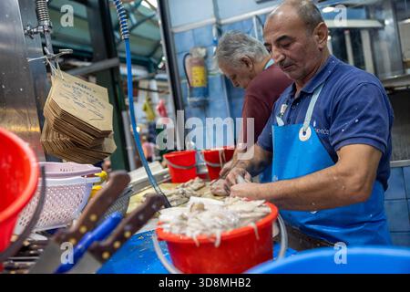 Thessaloniki, Griechenland, 17. September 2025. Fischhändler bereiten auf dem Kapani Market vor der Eröffnung frische Meeresfrüchte auf Eis zu und fangen den Rhythmus des frühen Handels ein. Stockfoto