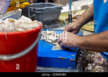 Thessaloniki, Griechenland, 17. September 2025. Fischhändler bereiten auf dem Kapani Market vor der Eröffnung frische Meeresfrüchte auf Eis zu und fangen den Rhythmus des frühen Handels ein. Stockfoto