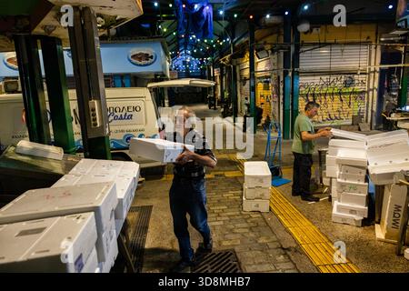 Thessaloniki, Griechenland, 17. September 2025. Fischhändler bereiten auf dem Kapani Market vor der Eröffnung frische Meeresfrüchte auf Eis zu und fangen den Rhythmus des frühen Handels ein. Stockfoto
