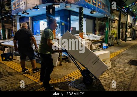 Thessaloniki, Griechenland, 17. September 2025. Fischhändler bereiten auf dem Kapani Market vor der Eröffnung frische Meeresfrüchte auf Eis zu und fangen den Rhythmus des frühen Handels ein. Stockfoto