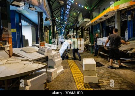Thessaloniki, Griechenland, 17. September 2025. Fischhändler bereiten auf dem Kapani Market vor der Eröffnung frische Meeresfrüchte auf Eis zu und fangen den Rhythmus des frühen Handels ein. Stockfoto
