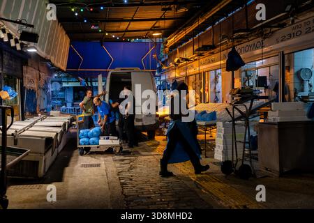 Thessaloniki, Griechenland, 17. September 2025. Arbeiter entladen Fleisch, Meeresfrüchte und Produkte von LKWs in den Kapani-Markt während des frühen Morgenaufbaus. Stockfoto