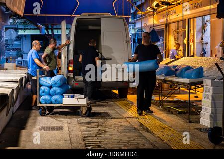 Thessaloniki, Griechenland, 17. September 2025. Arbeiter entladen Fleisch, Meeresfrüchte und Produkte von LKWs in den Kapani-Markt während des frühen Morgenaufbaus. Stockfoto