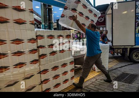 Thessaloniki, Griechenland, 17. September 2025. Arbeiter entladen Fleisch, Meeresfrüchte und Produkte von LKWs in den Kapani-Markt während des frühen Morgenaufbaus. Stockfoto
