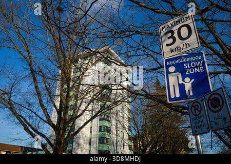 Ein Seufzer mit einer Geschwindigkeit von 30/km am Chau Luen Tower in Chinatown, Vancouver, BC. Stockfoto
