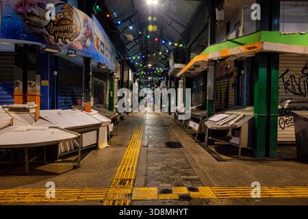 Thessaloniki, Griechenland, 17. September 2025. Leere Gassen, geschlossene Rollläden und Lichterketten zeigen die ruhige Infrastruktur des Kapani Markts bei Nacht. Stockfoto