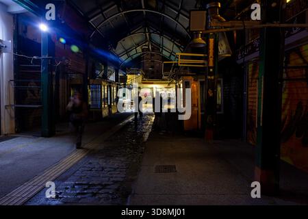 Thessaloniki, Griechenland, 17. September 2025. Leere Gassen, geschlossene Rollläden und Lichterketten zeigen die ruhige Infrastruktur des Kapani Markts bei Nacht. Stockfoto