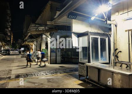 Thessaloniki, Griechenland, 17. September 2025. Leere Gassen, geschlossene Rollläden und Lichterketten zeigen die ruhige Infrastruktur des Kapani Markts bei Nacht. Stockfoto