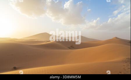 Blick auf die Sahara-Wüste in Marokko, Afrika. Die Sahara-Wüste ist die größte heiße Wüste der Welt. Stockfoto