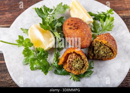 Türkisches Essen; Icli Kofte. Kibbeh ist ein beliebtes Gericht in der Nahost-Küche türkischer Name: Icli kofte. Türkisches Ramadan Essen icli kofte Fleischbällchen Falafe Stockfoto