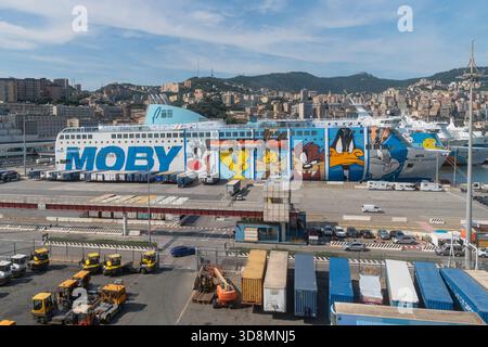 06.18.25, Genua, Italien, Industriehafenzone mit Frachtcontainern, Ladebereichen und einer Fähre, die für die Abfahrt vorbereitet ist. Der städtische Hintergrund fügt hinzu Stockfoto