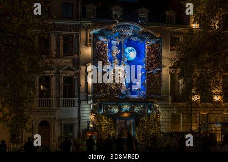 LONDON, Großbritannien - 30. NOVEMBER 2025: Dieses Jahr ist die Weihnachtsfassade des berühmten Privatclubs Annabel eine von Narnia inspirierte Ausstellung mit dem Titel „The Gardrobe: A Worl“ Stockfoto