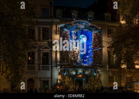 LONDON, Großbritannien - 30. NOVEMBER 2025: Dieses Jahr ist die Weihnachtsfassade des berühmten Privatclubs Annabel eine von Narnia inspirierte Ausstellung mit dem Titel „The Gardrobe: A Worl“ Stockfoto