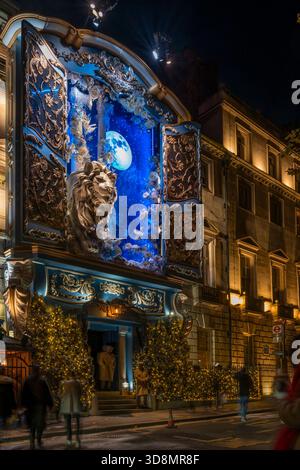 LONDON, Großbritannien - 30. NOVEMBER 2025: Dieses Jahr ist die Weihnachtsfassade des berühmten Privatclubs Annabel eine von Narnia inspirierte Ausstellung mit dem Titel „The Gardrobe: A Worl“ Stockfoto