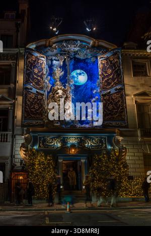 LONDON, Großbritannien - 30. NOVEMBER 2025: Dieses Jahr ist die Weihnachtsfassade des berühmten Privatclubs Annabel eine von Narnia inspirierte Ausstellung mit dem Titel „The Gardrobe: A Worl“ Stockfoto