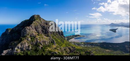 Blick aus der Vogelperspektive auf den Gipfel des Le Morne auf Mauritius mit Halbinsel und Meer Stockfoto