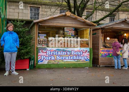 Liverpool, Großbritannien, 15. November 2025: Weihnachtsmarkt auf St. George's Plateau, Lime Street. Großbritanniens bester Schweinescratchings-Stallhändler, der Taschen von Fo verkauft Stockfoto