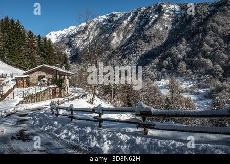 Snowy mountain road with fence Stockfoto
