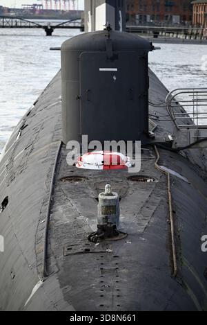 Russisches U-Boot im Hamburger Hafen. Altes russisches U-Boot mit Möwen im Hamburger Hafen. Landungsbrücken. Stockfoto