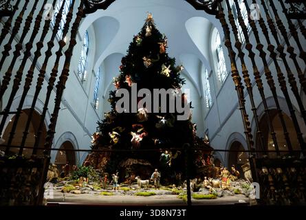 New York, USA. Dezember 2025. Ein Weihnachtsbaum und eine neapolitanische Barock-Creche sind am Montag, 1. Dezember 2025, im Metropolitan Museum of Art in New York City zu sehen. Die Met setzte mit der Präsentation ihres Weihnachtsbaums eine lange Tradition der Feiertage fort. Die herrlich beleuchtete, 20 Meter lange blaue Fichte erhebt sich über einer lebendigen neapolitanischen Krippe aus dem 18. Jahrhundert, umgeben von einer Vielzahl lebensechter Figuren mit seidenbekleideten Engeln, die über ihnen schweben. Quelle: UPI/Alamy Live News Stockfoto