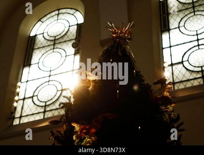 New York, USA. Dezember 2025. Ein Weihnachtsbaum und eine neapolitanische Barock-Creche sind am Montag, 1. Dezember 2025, im Metropolitan Museum of Art in New York City zu sehen. Die Met setzte mit der Präsentation ihres Weihnachtsbaums eine lange Tradition der Feiertage fort. Die herrlich beleuchtete, 20 Meter lange blaue Fichte erhebt sich über einer lebendigen neapolitanischen Krippe aus dem 18. Jahrhundert, umgeben von einer Vielzahl lebensechter Figuren mit seidenbekleideten Engeln, die über ihnen schweben. Quelle: UPI/Alamy Live News Stockfoto