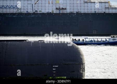 Russisches U-Boot im Hamburger Hafen. Altes russisches U-Boot mit Möwen im Hamburger Hafen. Landungsbrücken. Stockfoto