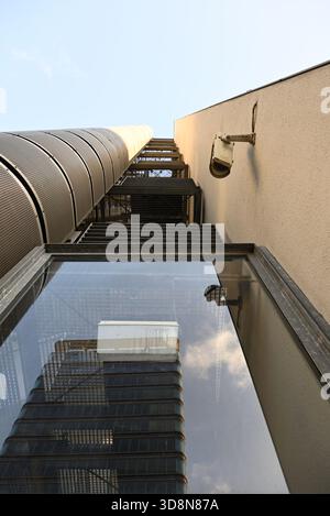 Details zu Sicherheitskameras in verschiedenen Gebäuden. Hamburg City in der Nähe des Hamburger Hafens. Stockfoto