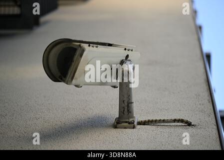 Details zu Sicherheitskameras in verschiedenen Gebäuden. Hamburg City in der Nähe des Hamburger Hafens. Stockfoto