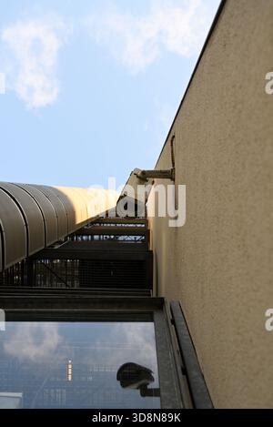 Details zu Sicherheitskameras in verschiedenen Gebäuden. Hamburg City in der Nähe des Hamburger Hafens. Stockfoto