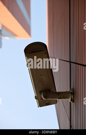 Details zu Sicherheitskameras in verschiedenen Gebäuden. Hamburg City in der Nähe des Hamburger Hafens. Stockfoto