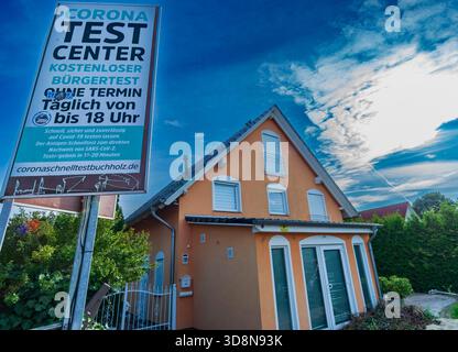 Ehemalige COVID-19 - Corona - Teststelle mit großem Schild im Freien vor einem Wohngebäude während der Post-Pandemie-Ära, Berlin, Deutschland. Stockfoto