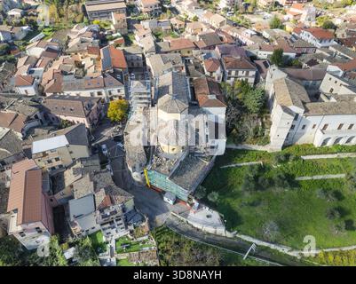 Aus der Vogelperspektive auf ein malerisches italienisches Dorf mit Terrakotta-Dächern, die um die alte Kirche gruppiert sind, in goldenes Sonnenlicht getaucht, Lapio, Irpinia, Cam Stockfoto