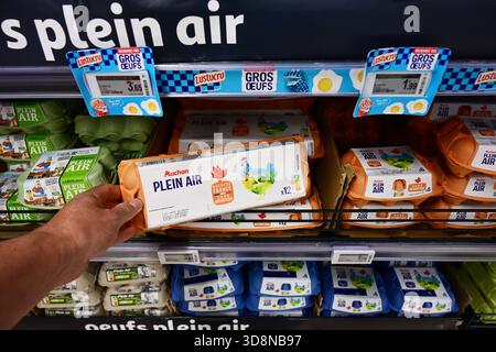 Plein Air, Freilandeier in einem französischen Supermarkt Stockfoto