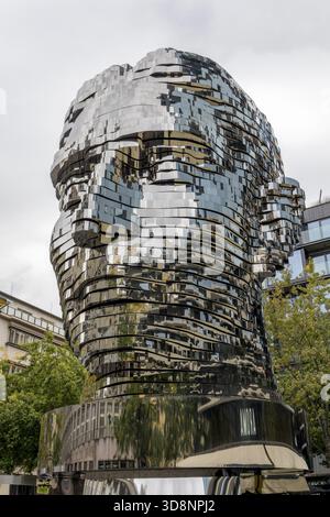 Bewegliche Metallskulptur von Franz Kafkas Kopf vom Künstler David cerny vor dem Quadrio Center in der Charvatova Straße, UNESCO-Weltkulturerbe Stockfoto