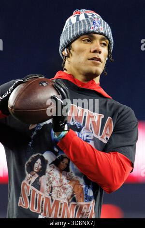 Foxborough, Massachusetts am Montag, den 01. Dezember 2025. Christian Gonzalez trägt ein T-Shirt „Donna Summer“ während der Aufwärmphase vor Beginn des Spiels zwischen den New England Patriots und den New York Giants im Gillette Stadium in Foxborough, Massachusetts am Montag, den 01. Dezember 2025. Foto: CJ Gunther/UPI Credit: UPI/Alamy Live News Stockfoto