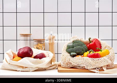 Frisches Bio-Gemüse und Obst in umweltfreundlichen Baumwollbeuteln nachhaltiges Einkaufskonzept Stockfoto