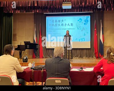 Moskau, Russland.30. November 2025. Das Finale des China-Russia Student Singing Contests fand am 30. November 2025 in der chinesischen Botschaft in Russland statt. Die Veranstaltung wurde vom Bildungsbüro der chinesischen Botschaft in Russland veranstaltet, an dem chinesische Studenten, die in Russland studieren, und russische Universitätsstudenten teilnahmen. Quelle: Tian Bing/China News Service/Alamy Live News Stockfoto