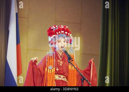 Moskau, Russland.30. November 2025. Das Finale des China-Russia Student Singing Contests fand am 30. November 2025 in der chinesischen Botschaft in Russland statt. Die Veranstaltung wurde vom Bildungsbüro der chinesischen Botschaft in Russland veranstaltet, an dem chinesische Studenten, die in Russland studieren, und russische Universitätsstudenten teilnahmen. Quelle: Tian Bing/China News Service/Alamy Live News Stockfoto