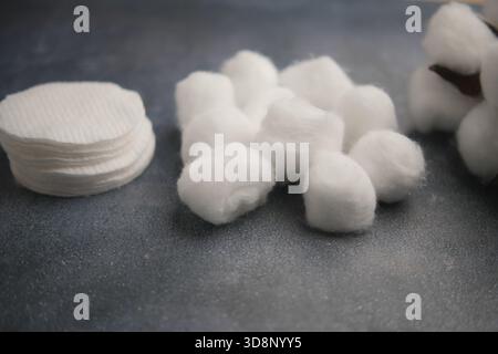 Wattebausch und -Polster auf dunkler Oberfläche Stockfoto