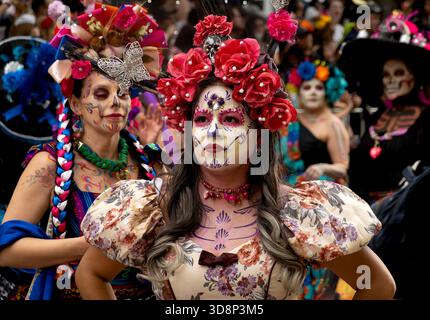 Menschen in Kostümen nehmen an der Day of the Dead Parade in Mexiko-Stadt Teil Stockfoto