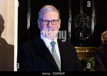 London, Großbritannien. Dezember 2025. Der britische Premierminister Keir Starmer schaut zu, während am 1. Dezember 2025 in London die Weihnachtsbaumbeleuchtung der Downing Street eingeschaltet wird. Quelle: SOPA Images Limited/Alamy Live News Stockfoto