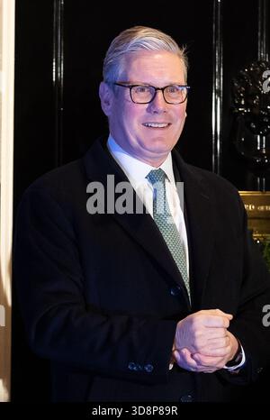 London, Großbritannien. Dezember 2025. Der britische Premierminister Keir Starmer schaut zu, während am 1. Dezember 2025 in London die Weihnachtsbaumbeleuchtung der Downing Street eingeschaltet wird. Quelle: SOPA Images Limited/Alamy Live News Stockfoto