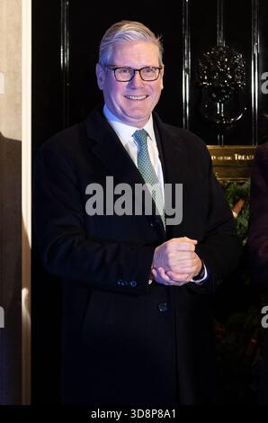 London, Großbritannien. Dezember 2025. Der britische Premierminister Keir Starmer schaut zu, während am 1. Dezember 2025 in London die Weihnachtsbaumbeleuchtung der Downing Street eingeschaltet wird. Quelle: SOPA Images Limited/Alamy Live News Stockfoto