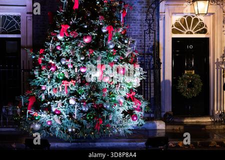 London, Großbritannien. Dezember 2025. Der vor kurzem eingeschaltete Weihnachtsbaum in der Downing Street, der am 1. Dezember 2025 in London, Großbritannien, gesehen wurde. Quelle: SOPA Images Limited/Alamy Live News Stockfoto